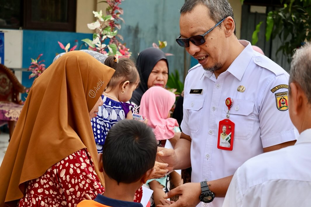 Bantuan Sosial Kepada Keluarga Siswa Korban Kecelakaan Lalu Lintas Jatuhnya Box Kontainer di Depan SDN 1 Landasan Ulin Selatan